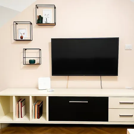 Tulips Apartment-free Parking 티라나