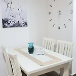 アパート Tulips Apartment-free Parking ティラナ
