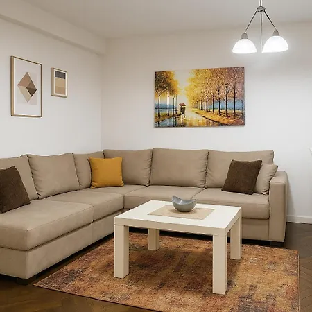 Tulips Apartment-free Parking Appartamento Tirana